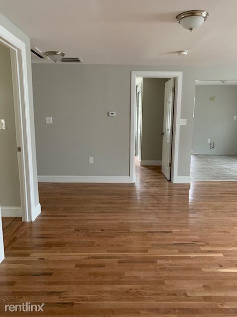Building Photo - 3 br, 1 bath House - 51 Benton St