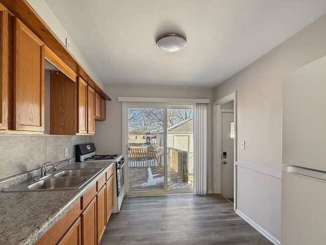 Foto del edificio - 3322 Birchwood Ave SW