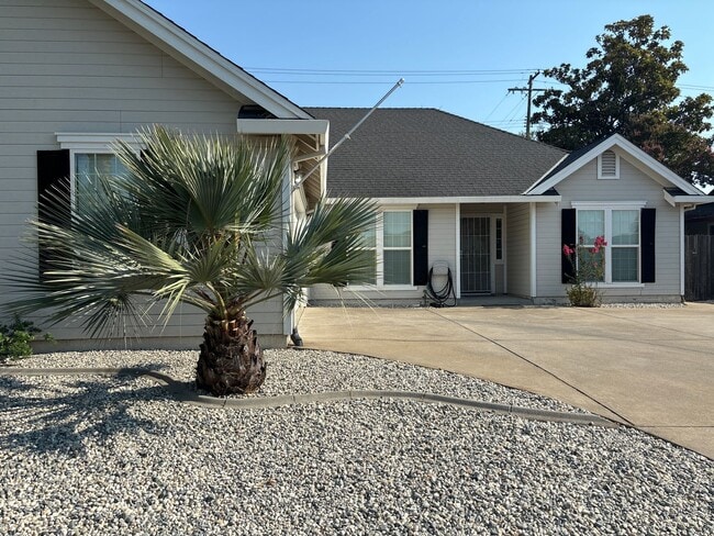 Building Photo - Central Roseville Single Story, 3 Bedroom, 2 Bath, 2 Car Garage Close to schools & Shopping