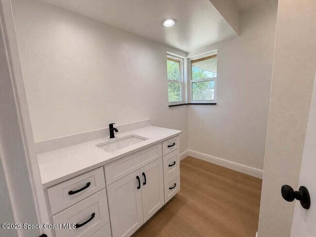 Building Photo - 1231 Mariposa Dr NE