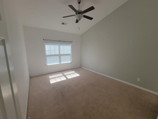 Foto del edificio - 235 Chestnut Oak Ln