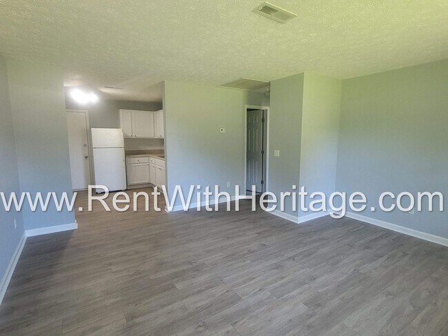 Foto del edificio - GORGEOUS BRICK RANCH / DUPLEX WITH UPGRADES GALLORE/ GREAT LOCATION