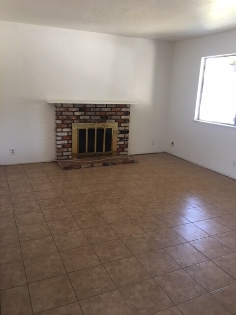 Foto del edificio - 4 Bedroom Home! Close to Shopping Centers & CHS Attendance!