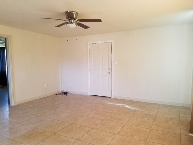 Building Photo - Wide open spaces!