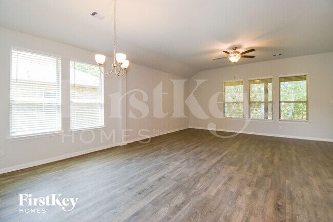 Foto del edificio - 233 Lakeway Circle