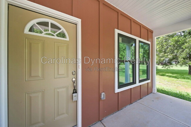 Building Photo - 1533 S Battleground Ave