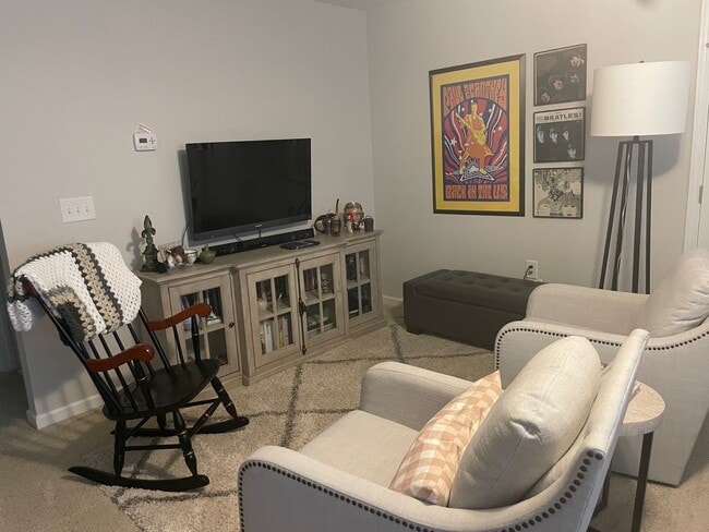 Building Photo - 3 Bdrm 3 bath Inviting home, clubhouse, sw...