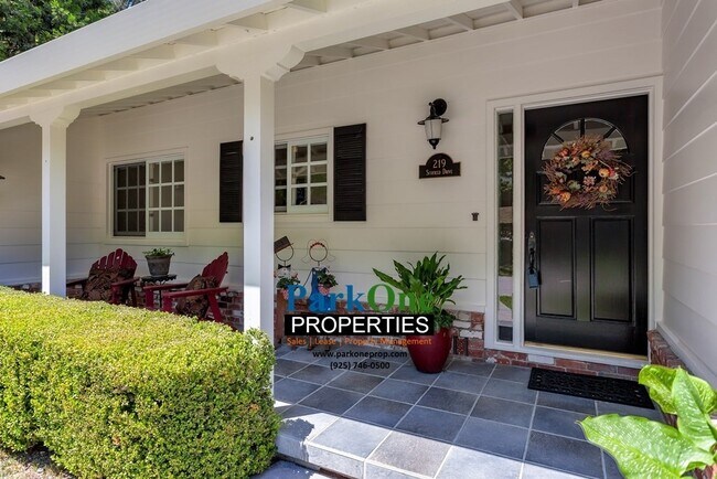 Building Photo - Amazing Moraga Home with incredible lot!