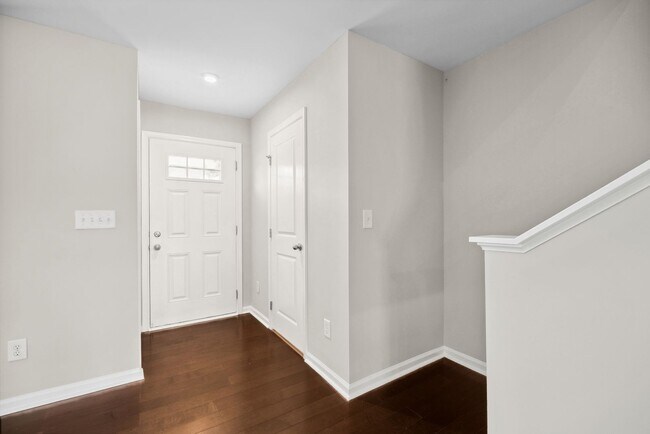 Foto del edificio - ?Beautifully F?resh Painted Carpetless 4-B...