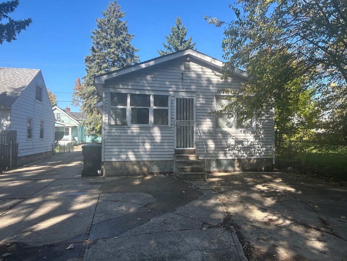 Foto principal - "Charming 2 Bed, 1 Bath Single Family Prop...