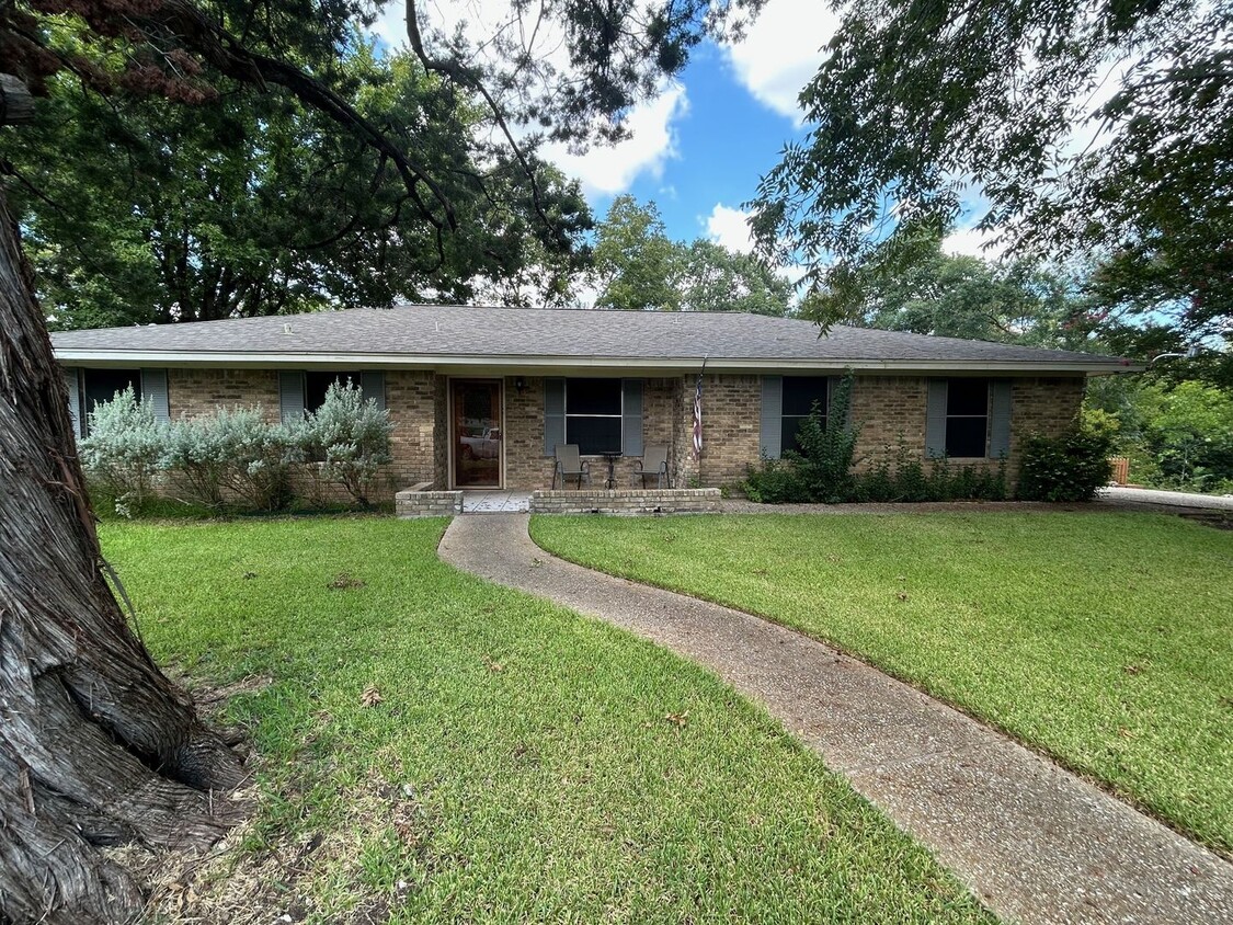 Primary Photo - Lovely secluded home in Waco!