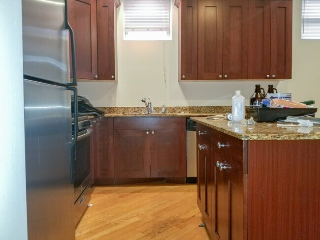 Building Photo - 3114 N Racine Ave