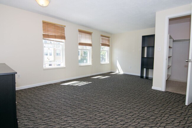 Building Photo - CENTRAL AIR - AWESOME ALLSTON 5 BED/3 BATH TOWNHOUSE FOR 9/1