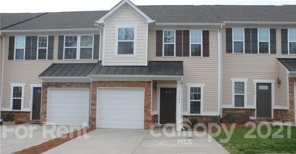 Building Photo - 2424 Silverthorn Dr