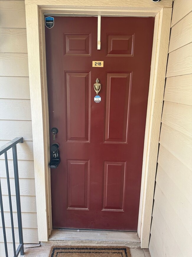 Building Photo - ONE BEDROOM, one bath! Condo by ACU!