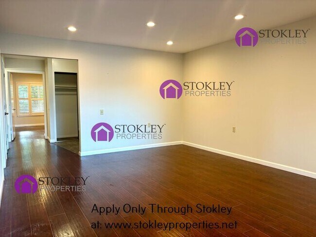 Foto del edificio - 1200 Singingwood Ct