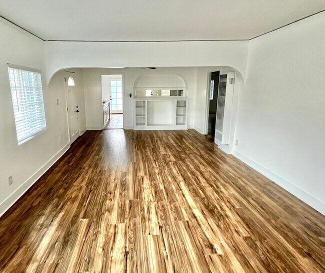 Building Photo - 1147 S Eucalyptus Ave