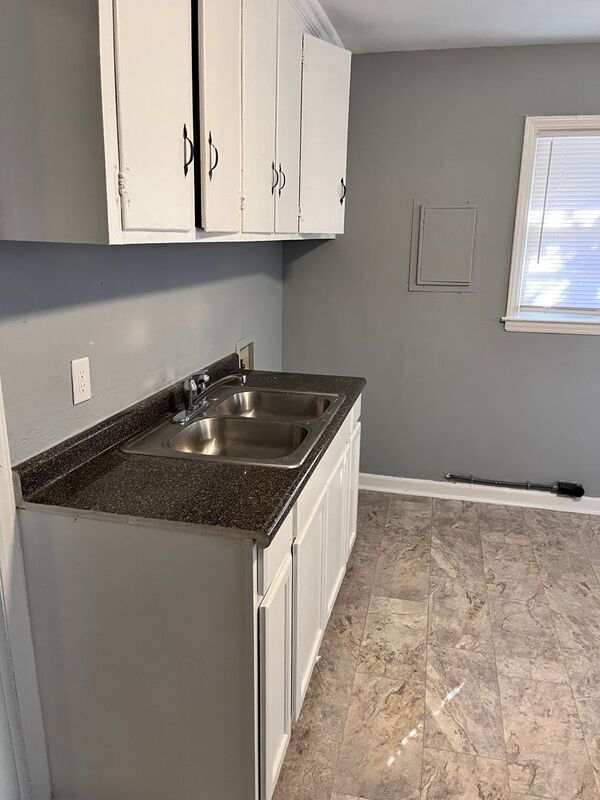 Foto del edificio - 2407 Crestview Dr