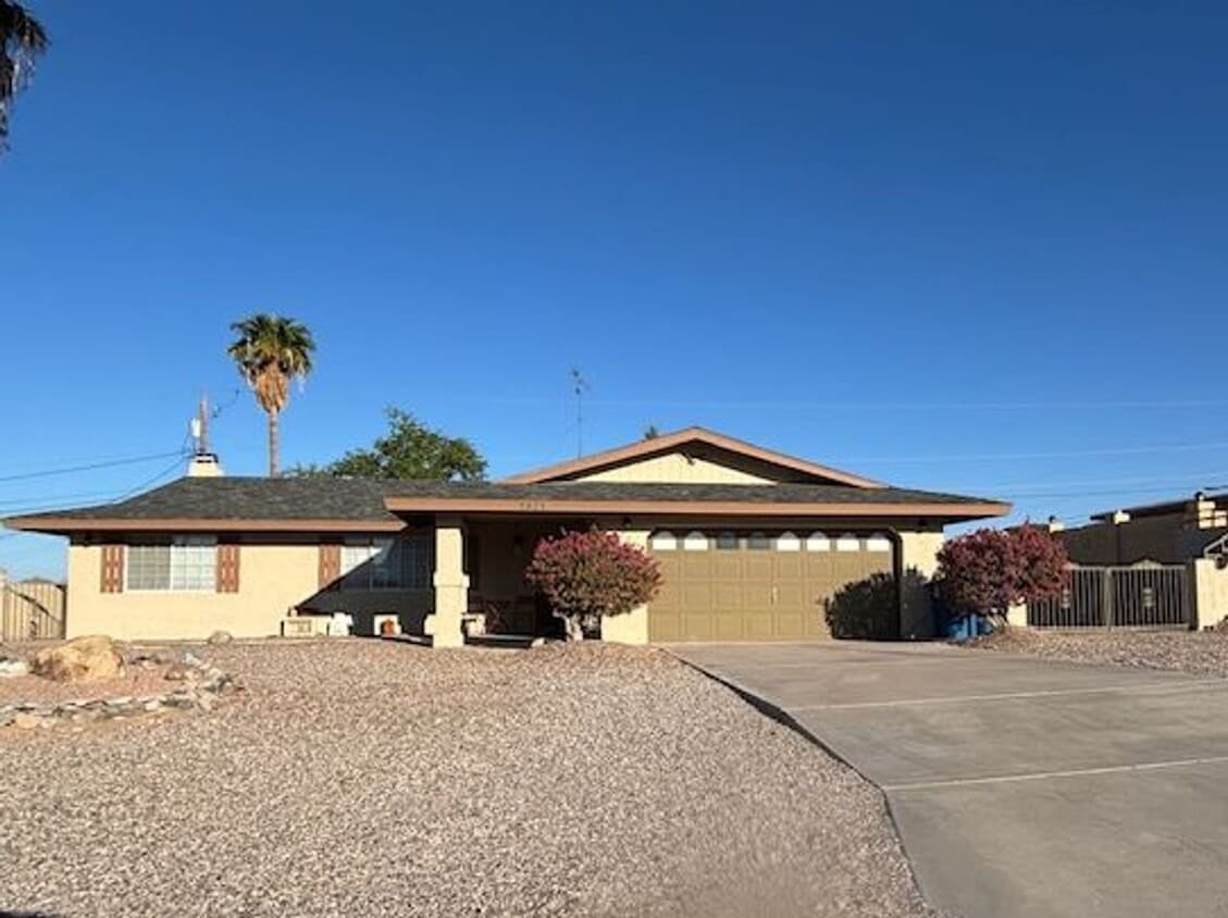 Foto principal - 3 Bedroom - 2 Bath Home
