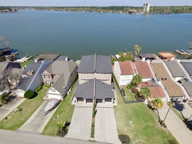 Building Photo - 828 Lake View Dr