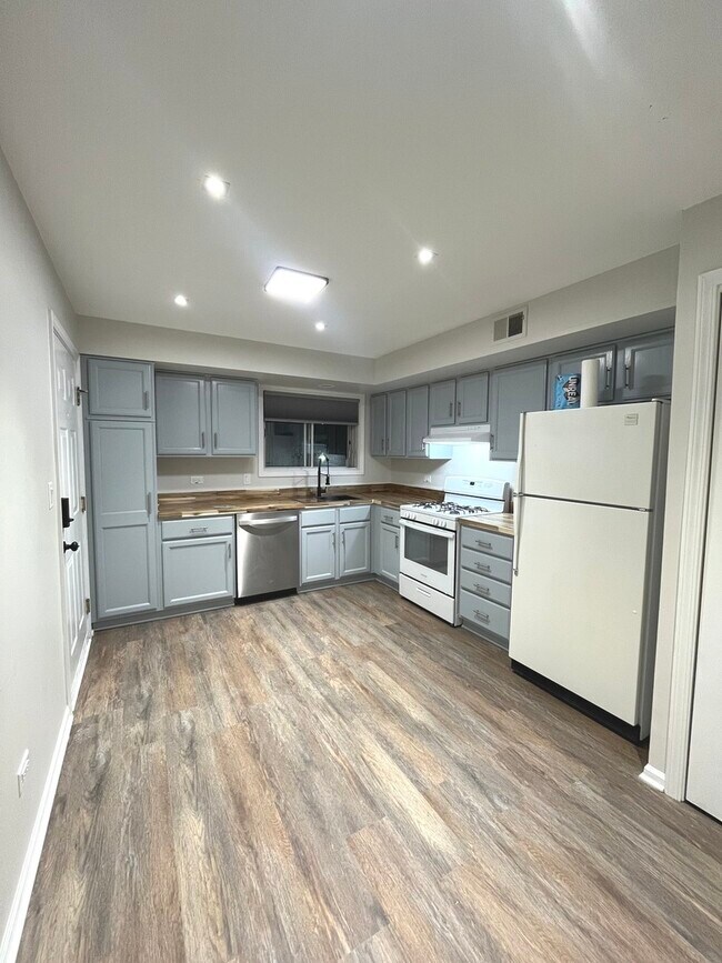 Building Photo - 7875 N Caldwell Ave