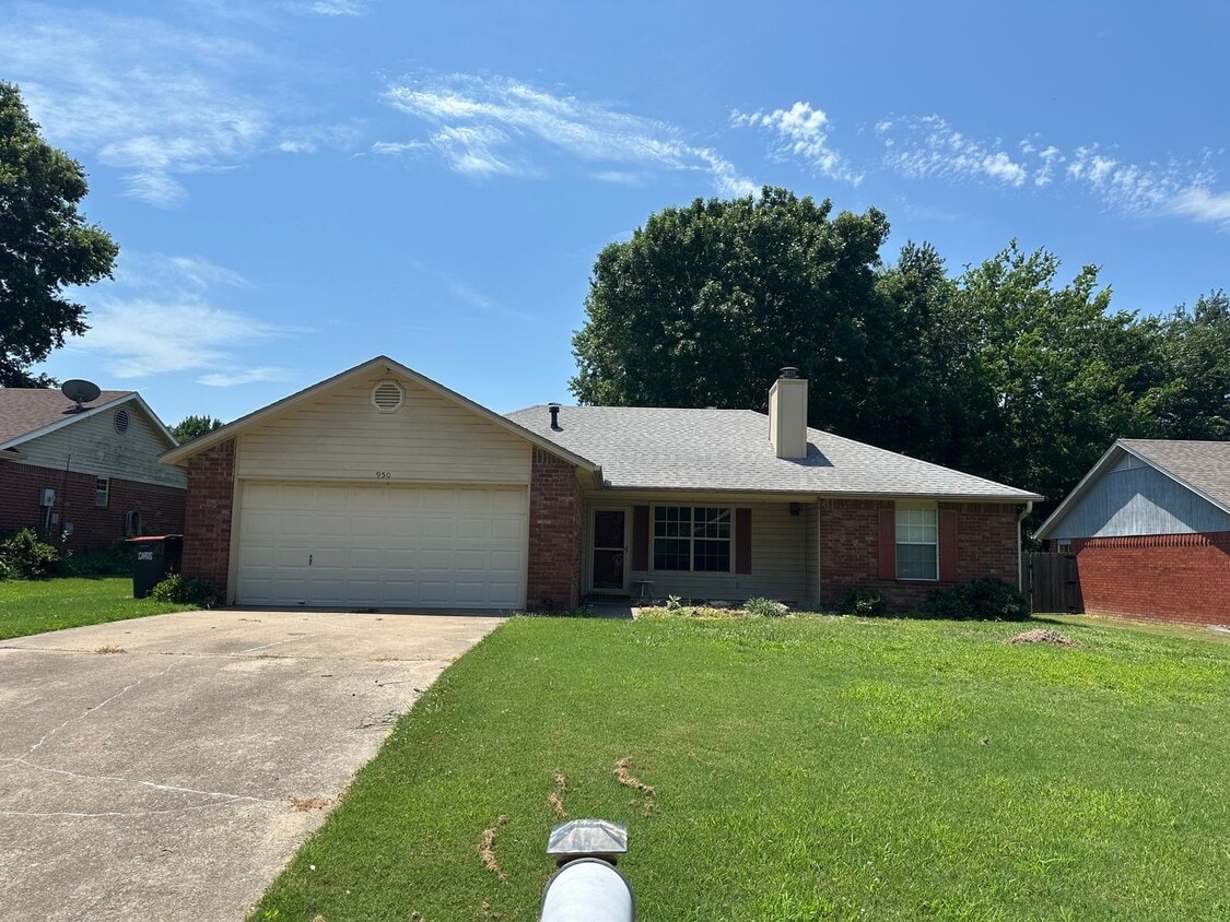 3-Bed, 2-Bath Home in Central Springdale - Fully Fenced in Backyard and 2x Car Garage! - 3-Bed, 2-Bath Home in Central Springdale - Fully Fenced in Backyard and 2x Car Garage!