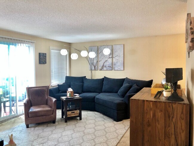Foto del edificio - Lovely, Rare Downtown Edmonds Condo,Pet(s)