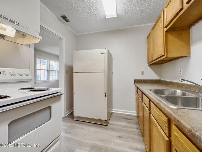 Foto del edificio - Renovated 3 bedroom/1 bathroom home with l...