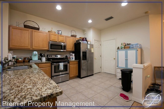Building Photo - 3 br, 2.5 bath House - 936 Hampton Circle