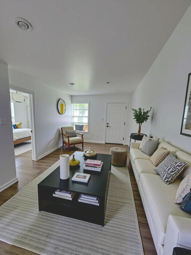 Foto principal - For Rent: Charming 2 Bed / 1 Bath Duplex w...
