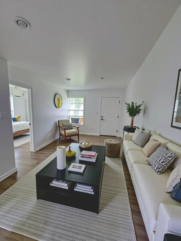 Primary Photo - For Rent: Charming 2 Bed / 1 Bath Duplex w...