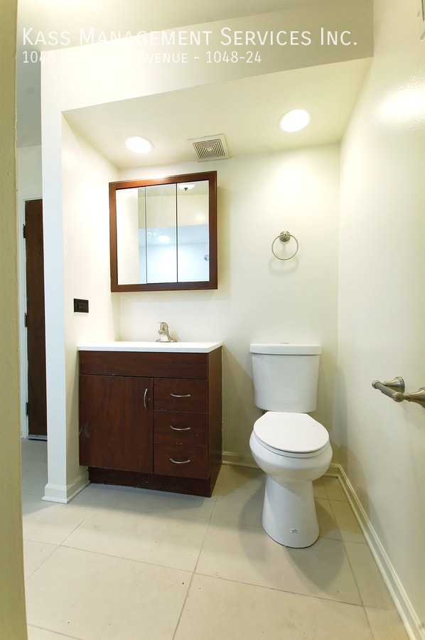 Building Photo - 1048 W Dickens Ave