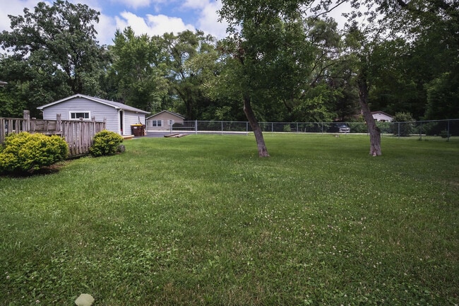Building Photo - 4320 Bayview Dr