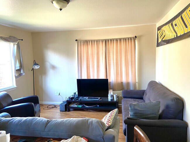 Large Living room area - 2637 Fulton St Apartments