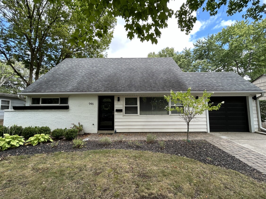 Primary Photo - 946 Caniff Rd
