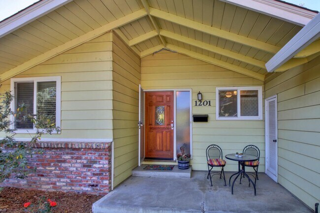 Foto del edificio - Great Central Davis 3 bedroom 2 bath home