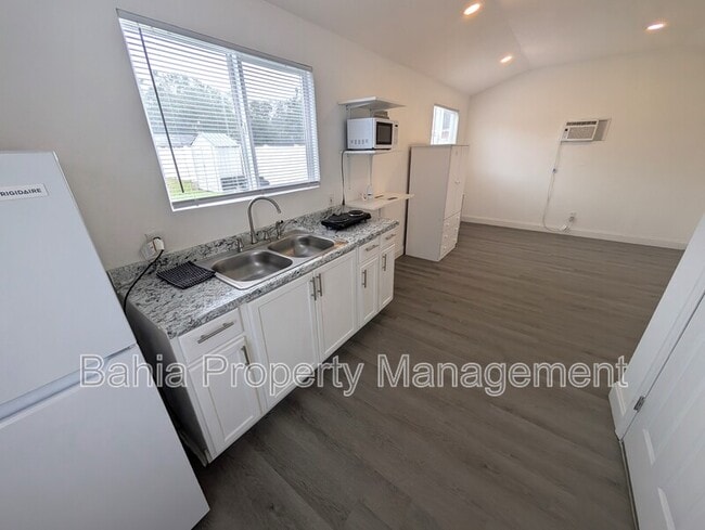 Building Photo - 1002 Kirkland Dr