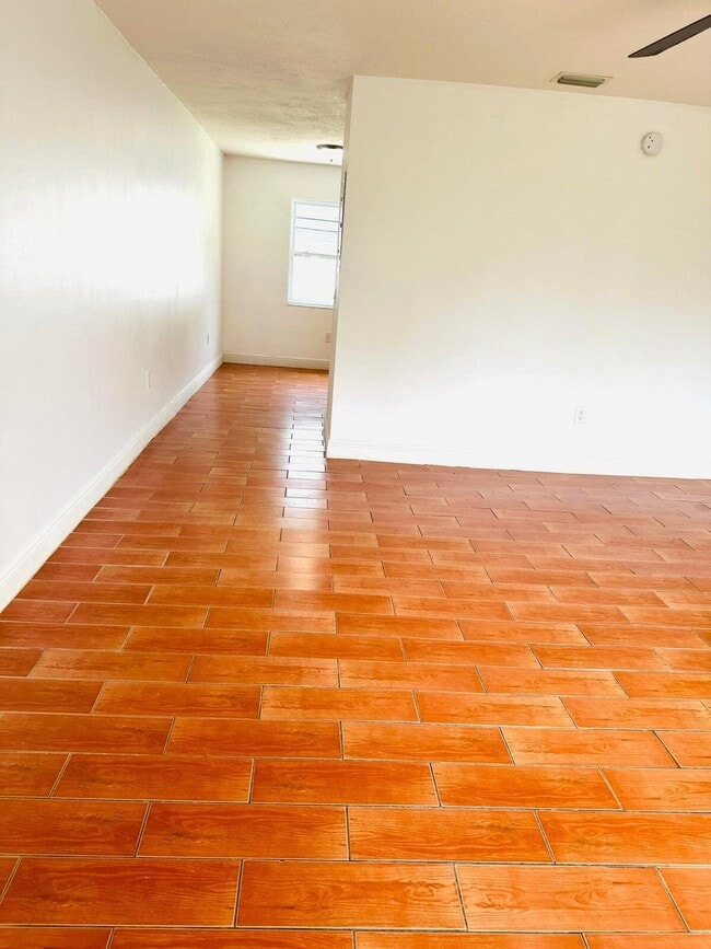 Building Photo - 1520 Barbarie Ln