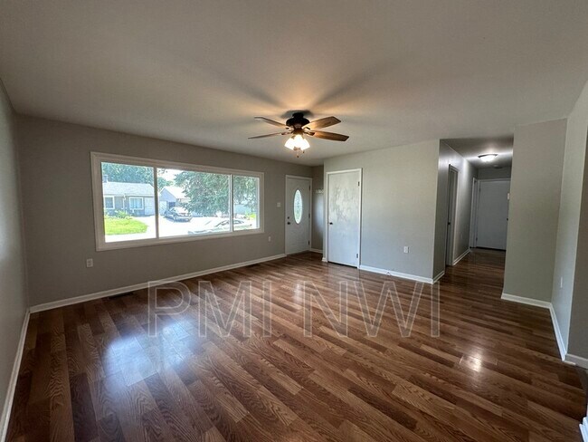 Building Photo - 325 Lahonda Dr