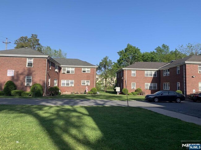 Foto del edificio - 171-183-183 Fort Lee Rd
