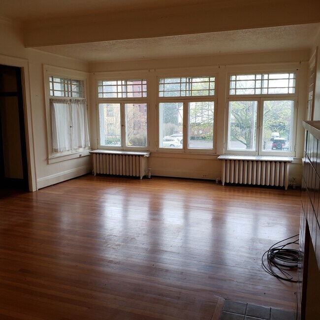 Building Photo - 2145 Scottwood Ave