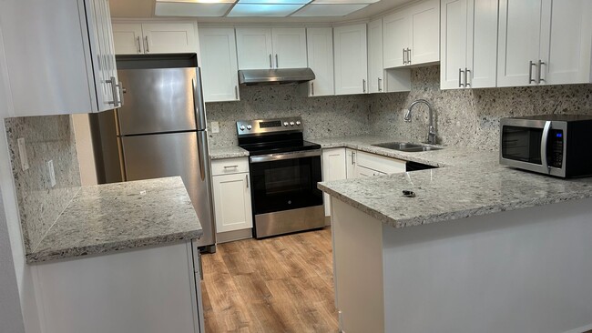 Foto del edificio - Alki Ave 2BR/1.75BA Condo - Large Floor Pl...