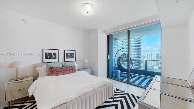 Building Photo - 1000 Brickell Plz