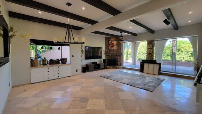 Photo - 1542 E Solano Dr House