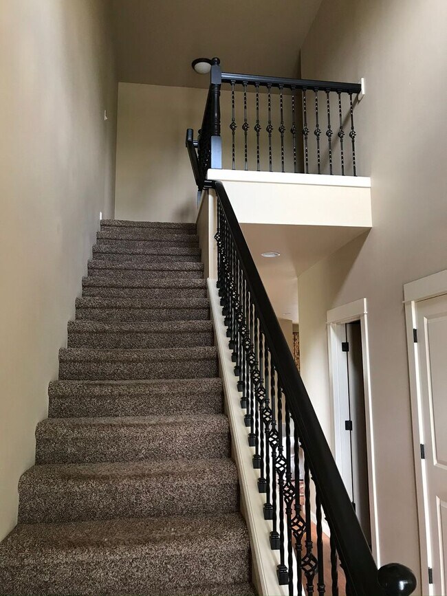 Building Photo - 4bed/3ba Old Portland style Home Nestled i...
