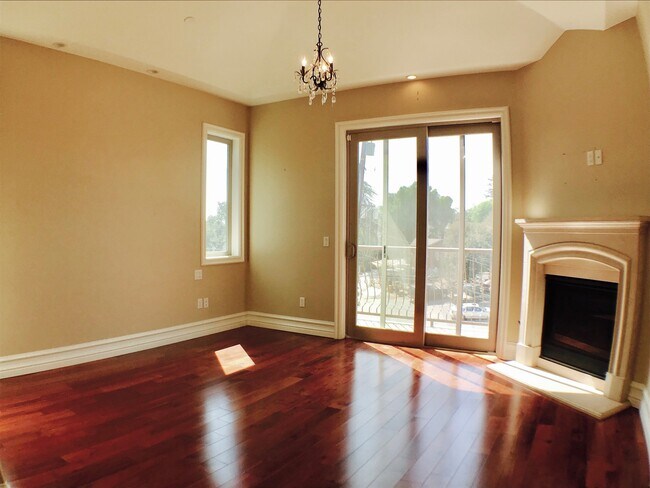 Building Photo - Private Townhouse in the Chatsworth Lake area