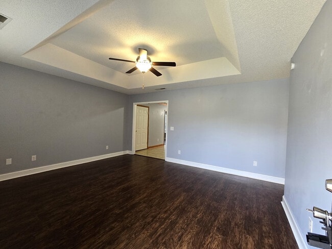 Building Photo - 3563 Beacon Dr