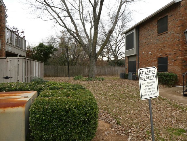 Building Photo - 2700 Silver Creek Dr