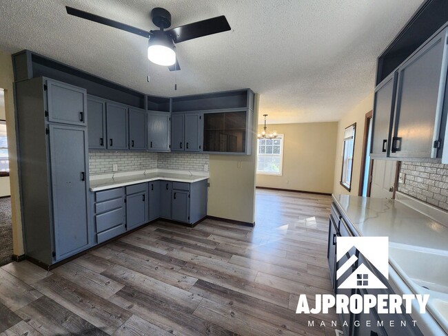 Building Photo - 1013 S Sherman Ave