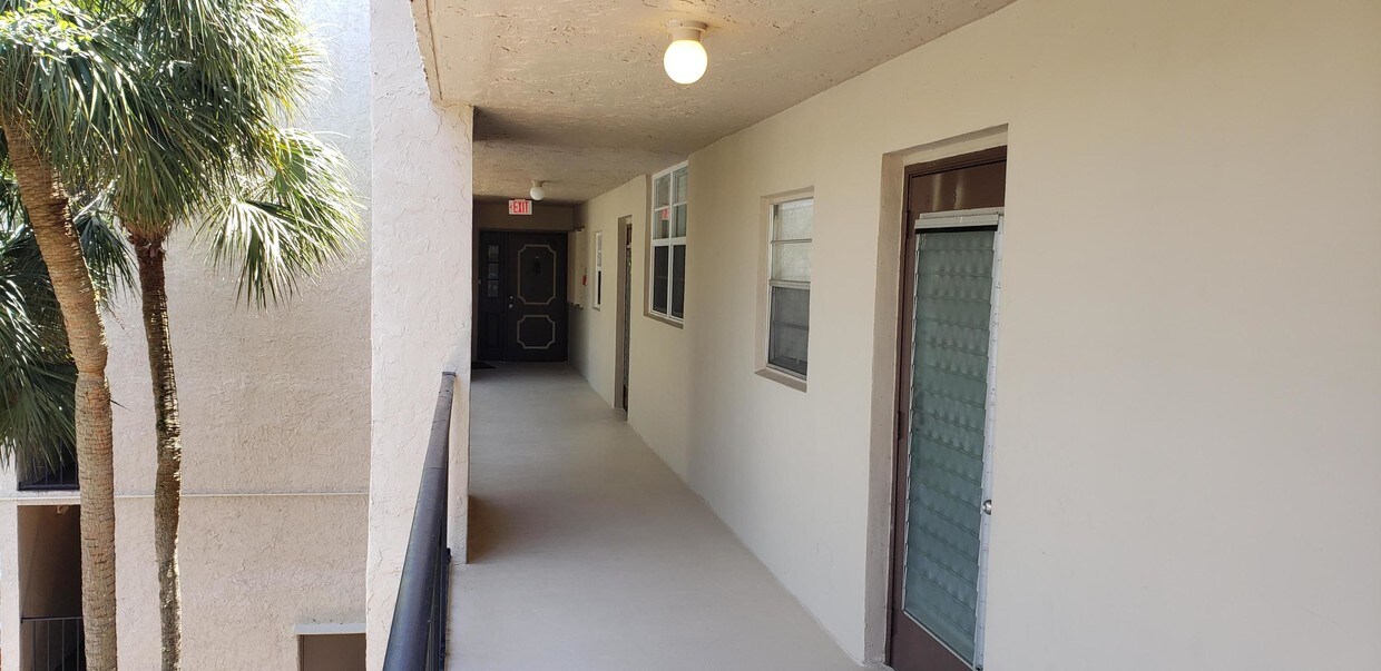 9450 Poinciana Place 312 Davie FL 33324 - 9450  Poinciana Place 312 Davie FL 33324
